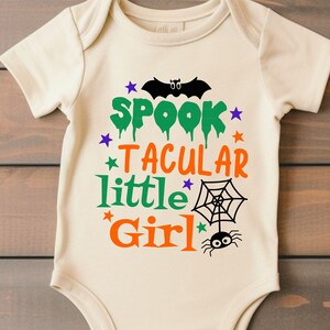 Spooktacular petite fille SVG PNG, SVG Halloween filles, tout-petits, enfants, effrayant Svg avec chauve-souris et toile d'araignée. Silhouette, fichier de coupe Cricut Svg