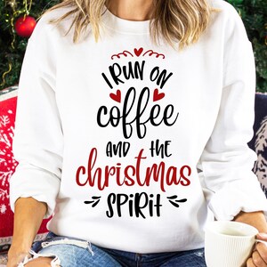 I Run on Coffee and the Christmas Spirit SVG PNG, Christmas Cheer, Coffee Quote, gesneden bestand SVG voor Cricut, shirt sublimatie png-bestand ontwerp