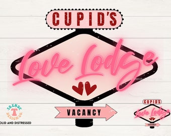 以下が含まれることがあります： ピンクとブラックのネオンサインで、「CUPID'S Love Lodge」の文字と、右を指す矢印のある空室サインがあります。サインは使い古された感じで、ビンテージな外観です。