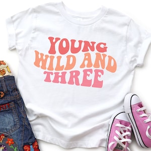 Mädchen 3. Geburtstag SVG PNG, Junge Wilde und Drei, Kleinkind, Retro gewelltes Textdesign, Cricut SVG Schnittdatei, Png Download für Shirt Sublimation