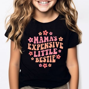 Mama's Expensive Little Bestie SVG PNG, Girls Retro SVG com margaridas, citação engraçada para crianças, criança menina Svg, impressão por sublimação de camisa, arquivo cortado