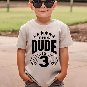 3º aniversário de meninos SVG PNG, este cara tem 3 anos, polegares para cima, estrelas, camisa de menino de aniversário SVG Cricut Cut File, meninos sublimação Png para 3 anos de idade