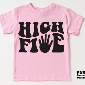 K&ouml;nnte beinhalten: Rosa T-Shirt mit schwarzem Text, der "HIGH FIVE" in einer Retro-Schriftart lautet. Der Text enth&auml;lt einen stilisierten Handabdruck.