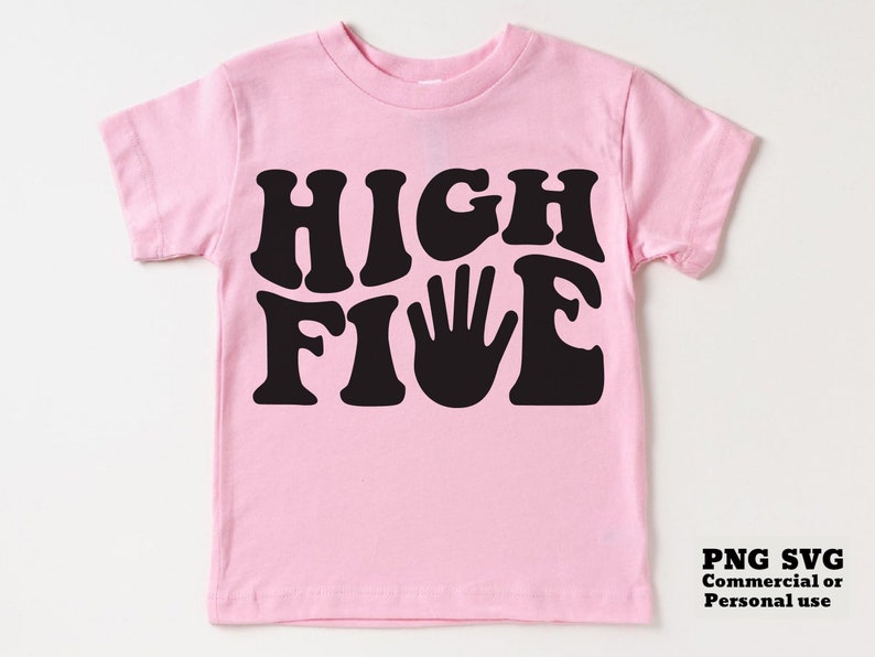 K&ouml;nnte beinhalten: Rosa T-Shirt mit schwarzem Text, der "HIGH FIVE" in einer Retro-Schriftart lautet. Der Text enth&auml;lt einen stilisierten Handabdruck.