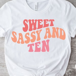 Meninas 10º aniversário SVG PNG, A aniversariante SVG, Sweet Sassy And Ten, Retro Wavy Text, Cricut Cut File Svg, Shirt Sublimation Png Design