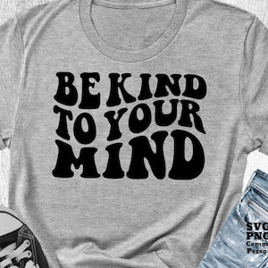Seja gentil com sua mente SVG PNG, SVG inspirador de saúde mental, texto retro ondulado, Cricut Svg, silhueta Svg, arquivo de impressão Png de sublimação de camisa