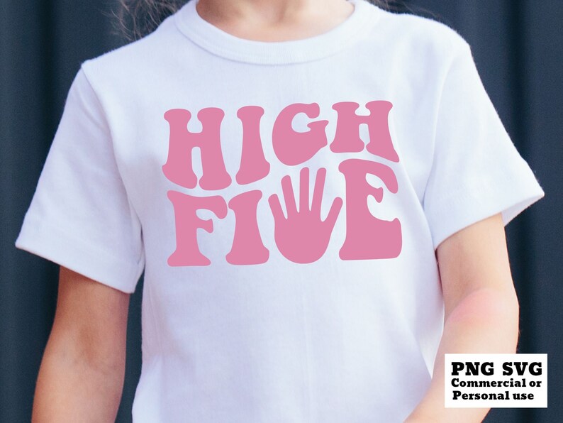 K&ouml;nnte beinhalten: Ein wei&szlig;es T-Shirt mit einer pinkfarbenen Grafik, auf der "HIGH FIVE" steht, mit einem pinkfarbenen Handabdruck in der Mitte des Wortes "FIVE".