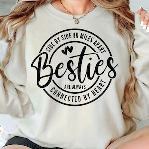 Vriendschap SVG PNG, beste vrienden SVG, Besties Svg, naast elkaar of mijlen uit elkaar Besties zijn altijd verbonden door hart, Girls Weekend Design