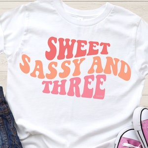 3. Geburtstag SVG PNG, dritter Geburtstag Mädchen, süß frech und drei, gewellter Retro-Text, Cricut Cut-Datei-Svg, Png-Shirt Sublimations-Download
