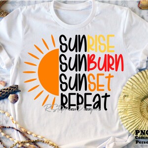 Könnte beinhalten: Weißes T-Shirt mit einer Grafik einer Sonne und dem Text "Sunrise Sunburn Sunset Repeat" in Schwarz, Rot, Gelb und Orange.
