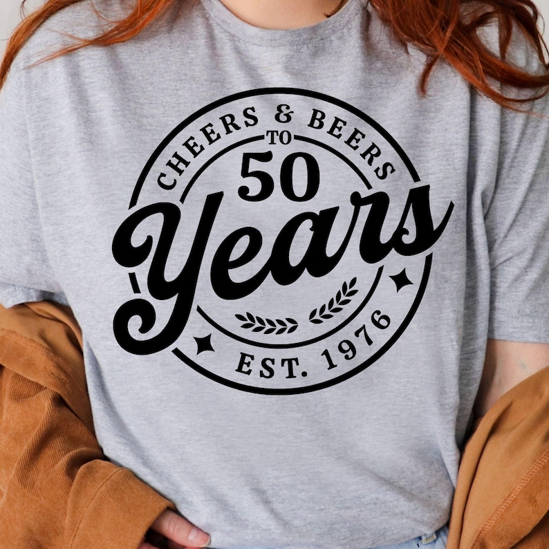 50° compleanno SVG PNG, brindisi e birre per i 50 anni, fondato nel 1976, retrò vintage immagine 2