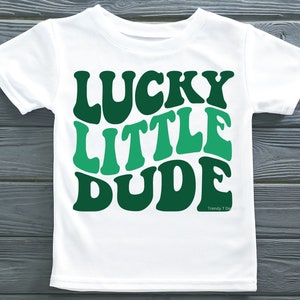 Jongens Retro St. Patrick's Day SVG PNG, Lucky Little Dude, Baby Boy, Peuter Jongen, Golvende Tekst, Cricut SVG Cut File, Shirt Png voor sublimatie