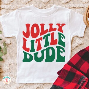 Jolly Little Dude SVG PNG, kinderen peuter jongen SVG, retro kerst gesneden bestand voor Cricut, kerstmuts, golvende tekst, leuke grappige kerstshirt Svg