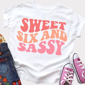 6e verjaardag SVG PNG, zesde verjaardag meisjes, Sweet Six and Sassy, retro golvende tekst, gesneden bestand SVG voor Cricut, png-shirt sublimatie afdrukbestand