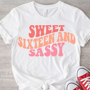 16. Geburtstag SVG PNG, Mädchen Sechzehner Geburtstag, Sweet Sixteen und Sassy, Retro gewellter Text, Cut File SVG für Cricut, Png Shirt Sublimation
