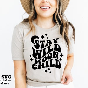 Stay Wild Moon Child SVG PNG、レトロな波状テキスト、シャツ昇華プリントファイル、Cricut、シルエット SVG カットファイル、ダウンロードファイル