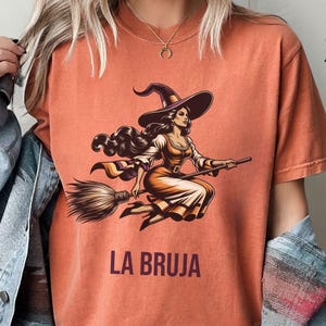 Mexican La Buja Comfort Colors Shirt, Latina Halloween Tshirt Retro Witchy Graphic Tee Trendy LatinX Tee Spooky Mexico Top Plus Size Chula