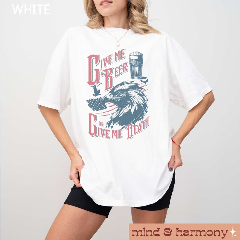 Peut inclure: T-shirt blanc avec un graphique d'un aigle avec un drapeau am&eacute;ricain et le texte "Give Me Beer Or Give Me Death".