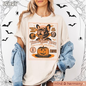 Puede incluir: Una camiseta blanca con un gr&aacute;fico de estilo vintage de un Bulldog Franc&eacute;s vestido de vampiro. El gr&aacute;fico dice "Terror Bark Night" e incluye detalles como "Haunted Dog Houses", "Live Music" y "Only 5 Bones".