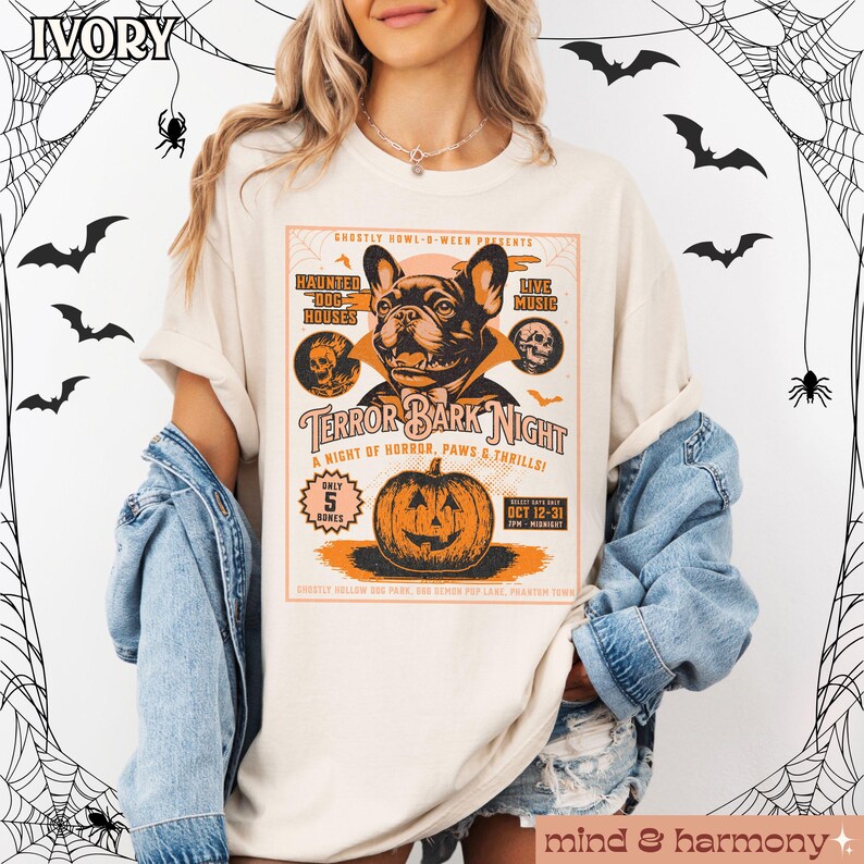 Puede incluir: Una camiseta blanca con un gr&aacute;fico de estilo vintage de un Bulldog Franc&eacute;s vestido de vampiro. El gr&aacute;fico dice "Terror Bark Night" e incluye detalles como "Haunted Dog Houses", "Live Music" y "Only 5 Bones".