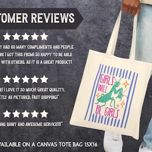 Puede incluir: Una bolsa de mano de lona color crema con el texto "GIRLS WILL BE GIRLS" y una ilustraci&oacute;n de mantis religiosa verde. La bolsa la sostiene una persona. La imagen tambi&eacute;n incluye rese&ntilde;as de clientes y el texto "MIND & HARMONY GIFTS".