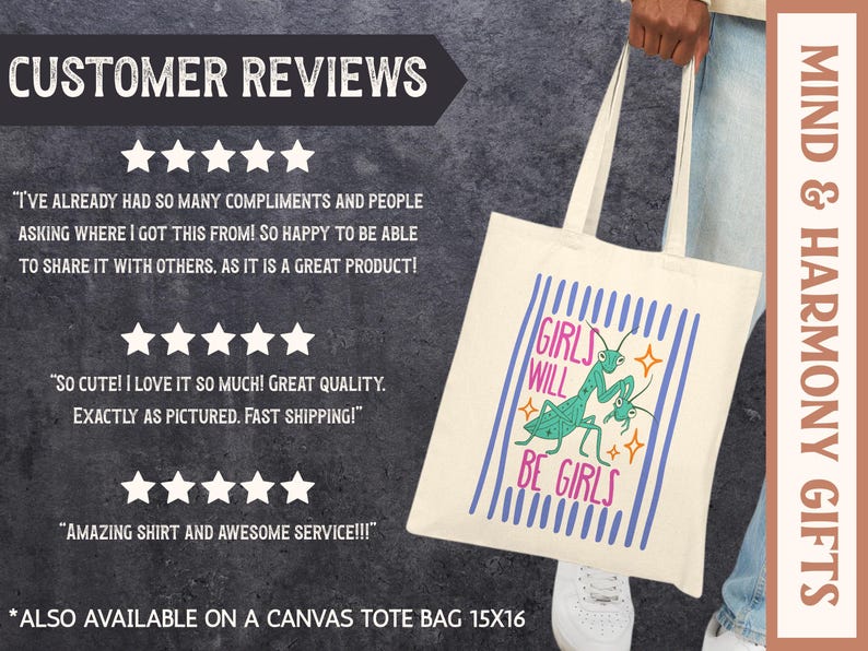 Puede incluir: Una bolsa de mano de lona color crema con el texto "GIRLS WILL BE GIRLS" y una ilustraci&oacute;n de mantis religiosa verde. La bolsa la sostiene una persona. La imagen tambi&eacute;n incluye rese&ntilde;as de clientes y el texto "MIND & HARMONY GIFTS".