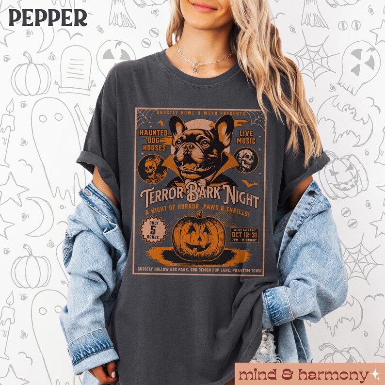 Puede incluir: Una camiseta gris oscuro con un dise&ntilde;o de p&oacute;ster vintage de Halloween que presenta un bulldog franc&eacute;s con un disfraz de vampiro. El texto del p&oacute;ster dice "Terror Bark Night" e incluye detalles sobre una casa encantada para perros, m&uacute;sica en vivo y una fecha del 12 al 31 de octubre.