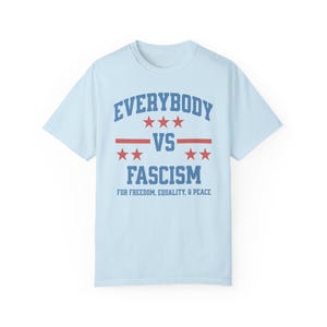 Camiseta antifascista, camiseta política del 4 de julio, camiseta patriótica anti-Trump, lindo regalo liberal para mujer, camiseta de protesta por la igualdad del Día de la Independencia Chambray