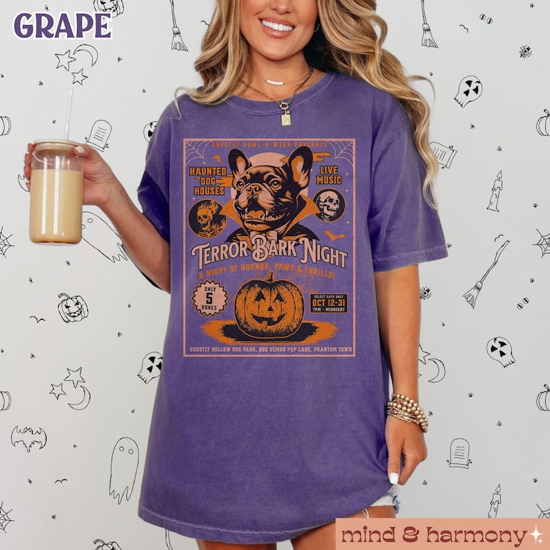 Puede incluir: Camiseta morada con un gr&aacute;fico vintage de tem&aacute;tica de Halloween que presenta un bulldog franc&eacute;s, una calabaza y el texto "Terror Bark Night: A Night of Horror, Paws & Thrills". El gr&aacute;fico tambi&eacute;n incluye el texto "Haunted Dog Houses", "Live Music", "Only 5 Bones", y "Oct 12-31".