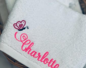 パーソナライズされた刺繍ウォッシュクロス：カスタム名と蝶をテーマにしたウォッシュクロス