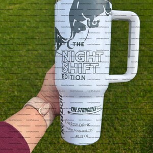 Pu&ograve; includere: Bicchiere bianco da 1,18 litri con manico, con una grafica di toro grigio e la scritta "THE NIGHT SHIFT EDITION". Il bicchiere riporta anche la scritta "THE STRUGGLES ENERGY DRINK" e "Vitalizza corpo e mente."