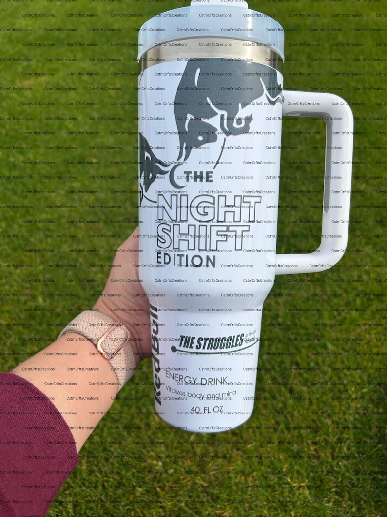 Pu&ograve; includere: Bicchiere bianco da 1,18 litri con manico, con una grafica di toro grigio e la scritta "THE NIGHT SHIFT EDITION". Il bicchiere riporta anche la scritta "THE STRUGGLES ENERGY DRINK" e "Vitalizza corpo e mente."