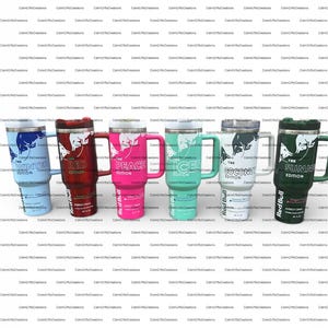 Pu&ograve; includere: Una collezione di bicchieri termici isolati con manici, ognuno con un design e un colore diversi. I bicchieri presentano il logo Red Bull e nomi di gusti come "Winter Edition" e "Peach Edition".