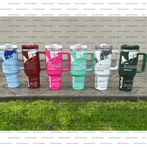 Pu&ograve; includere: Una collezione di cinque tazze da viaggio in acciaio inossidabile con manici, ognuna con un colore e un design diversi. Le tazze presentano il testo "The Winter Edition", "Red Edition", "Peach Edition", "Ice Edition" e "The Summer Edition".
