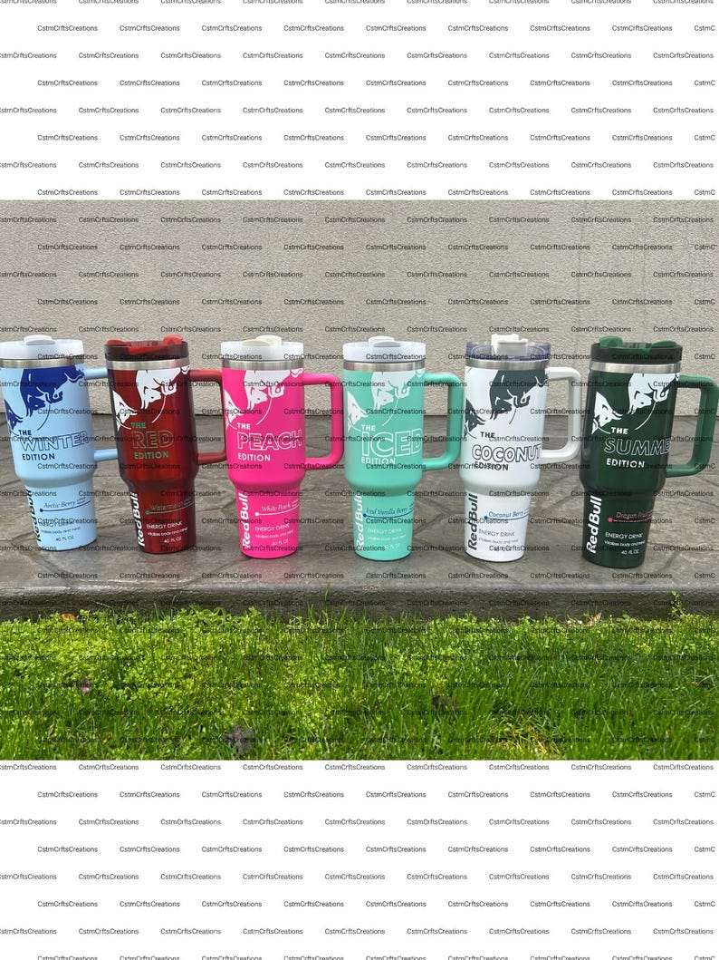 Pu&ograve; includere: Una collezione di cinque tazze da viaggio in acciaio inossidabile con manici, ognuna con un colore e un design diversi. Le tazze presentano il testo "The Winter Edition", "Red Edition", "Peach Edition", "Ice Edition" e "The Summer Edition".