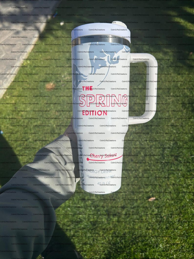 Pu&ograve; includere: Un bicchiere da viaggio bianco con manico, con la scritta "THE SPRING EDITION" in rosso e un logo "Cherry Sakura". Il bicchiere ha un design azzurro e contiene circa 1,18 litri.