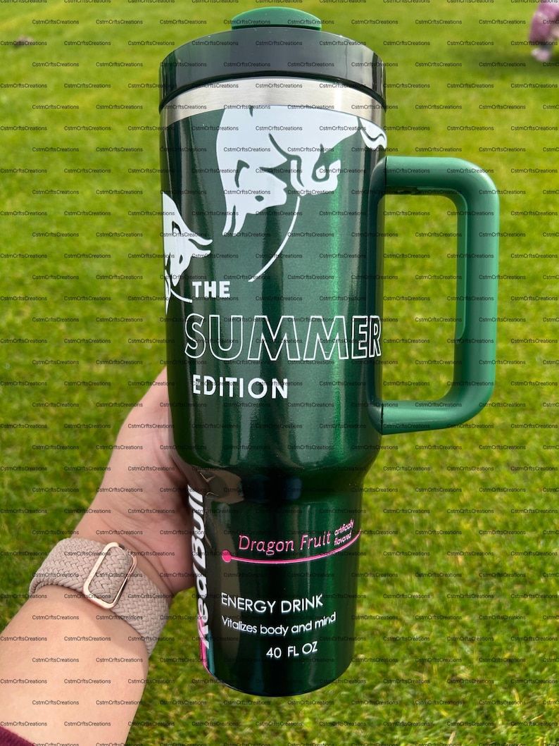 Pu&ograve; includere: Tazza termica verde con manico, con la scritta "THE SUMMER EDITION" e una grafica bianca. La tazza presenta anche "Dragon Fruit" e "ENERGY DRINK" con una capacit&agrave; di 1,18 litri.