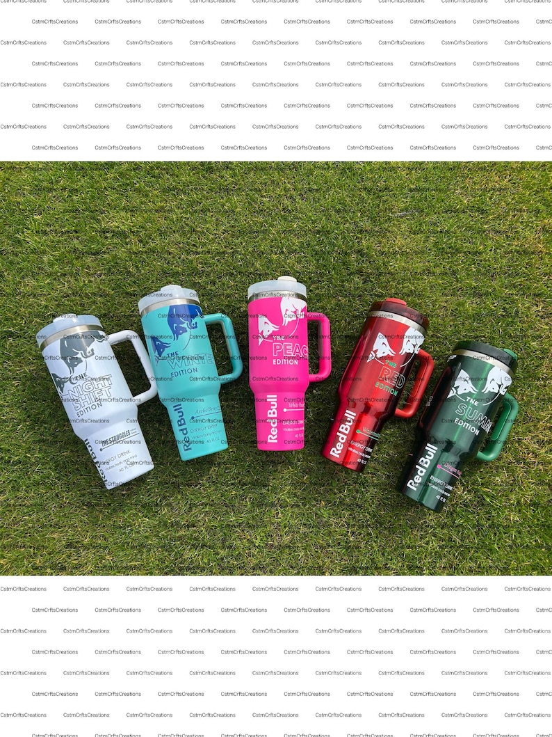 Pu&ograve; includere: Cinque bicchieri isolanti con manici sono esposti sull'erba. Ogni bicchiere ha un colore e un design diversi, inclusi i testi "NIGHT SHIFT EDITION", "WINTER EDITION", "PEACE EDITION", "RED EDITION" e "SUMMER EDITION". Il logo Red Bull &egrave; visibile.
