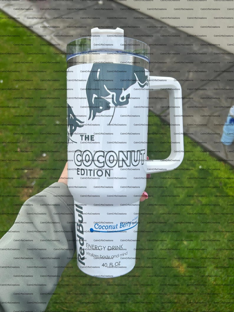 Pu&ograve; includere: Un bicchiere termico bianco con manico, con logo Red Bull e testo. Il bicchiere recita "THE COCONUT EDITION" e "Coconut Berry ENERGY DRINK" con una capacit&agrave; di 1,18 litri.