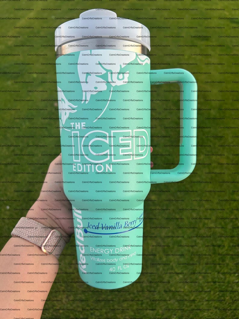 Pu&ograve; includere: Un grande bicchiere isolante verde acqua con manico, con testo bianco che recita "THE ICED EDITION" e "Iced Vanilla Berry". Il bicchiere ha anche un bordo argentato e un coperchio bianco. &Egrave; progettato per contenere 1,18 litri di liquido.