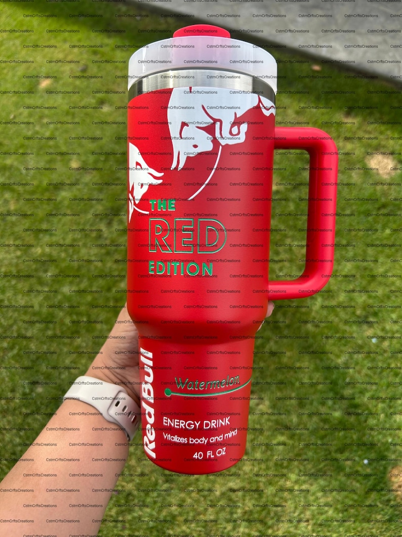 Pu&ograve; includere: Un bicchiere termico rosso con manico, con il logo Red Bull e la scritta "THE RED EDITION". Mostra anche "Watermelon" e "ENERGY DRINK" con una capacit&agrave; di 1,18 litri.