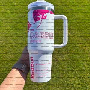 Pu&ograve; includere: Un bicchiere bianco da 1,18 litri con manico, con il logo Red Bull in rosa e la scritta "The Barbie Edition". Il bicchiere include anche la scritta "Pink Dreams Berry Bliss" e "Energy Drink".
