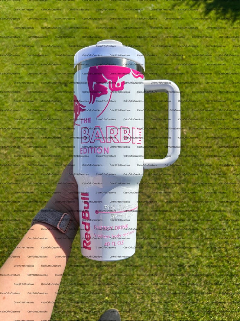 Pu&ograve; includere: Un bicchiere bianco da 1,18 litri con manico, con il logo Red Bull in rosa e la scritta "The Barbie Edition". Il bicchiere include anche la scritta "Pink Dreams Berry Bliss" e "Energy Drink".