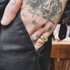 Anillo de sello para hombre y mujer: anillo con símbolo personalizado, anillo con letra personalizada, anillo para el dedo meñique, espada, búho, cerebro, corazón, loto, luna y tercer ojo.