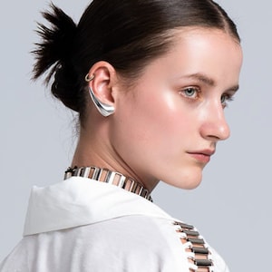 Boucle d'oreille sculpturale en argent Boucle d'oreille futuriste Design asymétrique Boucles d'oreilles de forme organique Bijou d'oreille pour homme image 2