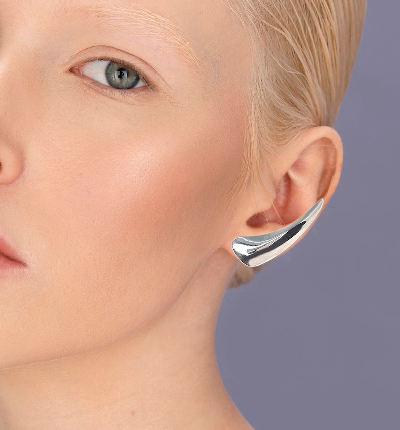 Boucle d'oreille sculpturale en argent Boucle d'oreille futuriste Design asymétrique Boucles d'oreilles de forme organique Bijou d'oreille pour homme image 1