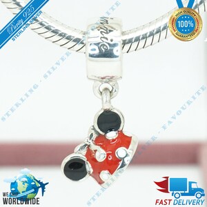 Puede incluir: Encanto de plata de ley con el ic&oacute;nico sombrero rojo de Mickey Mouse con lunares blancos y orejas negras. El encanto est&aacute; unido a una cadena de plata.