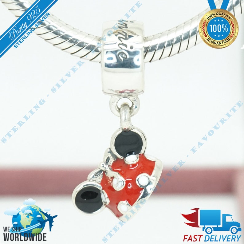 Puede incluir: Encanto de plata de ley con el ic&oacute;nico sombrero rojo de Mickey Mouse con lunares blancos y orejas negras. El encanto est&aacute; unido a una cadena de plata.