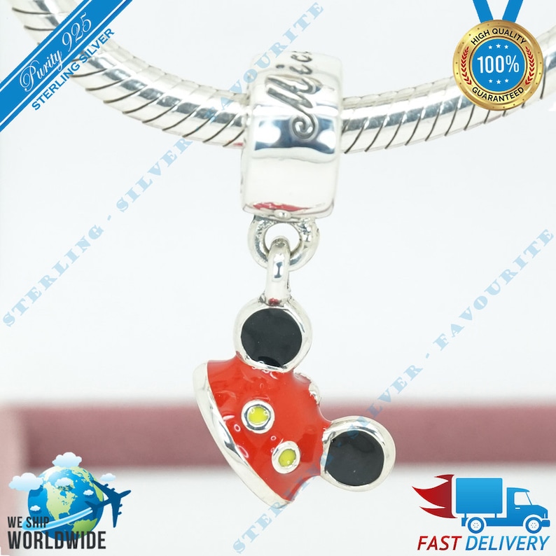 K&ouml;nnte beinhalten: Sterling-Silber-Anh&auml;nger mit Mickey Mouse's rotem Hut mit schwarzen Ohren und gelben Akzenten. Der Anh&auml;nger ist an einer silbernen Kette befestigt, auf der das Wort "Alice" eingraviert ist.