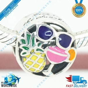 Könnte beinhalten: Sterling-Silber-Anhänger mit Ananas, Sonnenbrille und Cocktailglas. Der Anhänger ist in Gelb, Grün, Blau, Rosa und Orange emailliert.